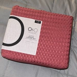 O$O Olivia and Oliver, Waffle Duvet Cover set. Comes with Duvet and Shams